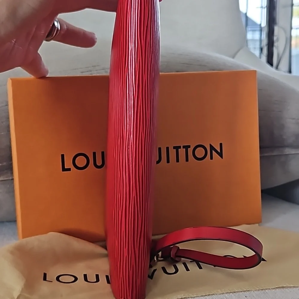 Louis Vuitton Epi Pouch - Picture 13 of 16